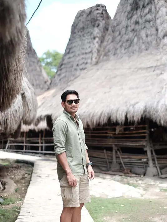 Hubungan Ibnu Jamil dan Ririn Ekawati sebelumnya memang tak tercium sedikit pun. Sampai akhirnya mereka mengunggah potret liburan bersama dan momen Ibnu Jamil melamar Ririn. (Instagram/ibnujamilo)