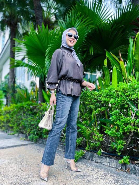 Syahrini juga mengenakan sepasang high heels warna abu-abu dengan aksen bening. Ia juga memakai hijab warna abu-abu dan kacamata hitam yang kece banget! (instagram.com/princessyahrini)
