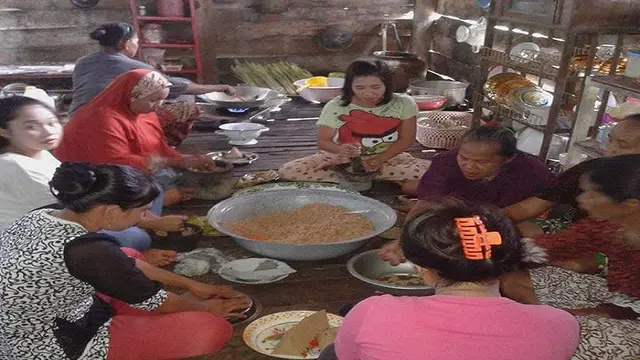 Emak-emak sedang membuat tumpi-tumpi ikan teri khas Bugis-Makassar (Liputan6.com/ Eka Hakim)
