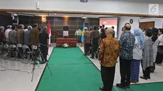 Suasana Prosesi Duka Cita dan Penghormatan atas wafatnya  HS Dillon di kantor Komnas HAM, Jakarta. Kamis (19/9/2019). Abu Jenazah HS Dillon akan disemayamkan di Kantor Komnas HAM dan Merayakan Kehidupan HS.Dillon. (Liputan6.com/Herman Zakharia)