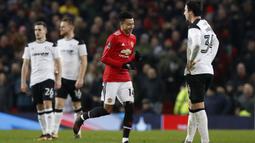 Senyum pemain Manchester United, Jesse Lingard usai membobol gawang Derby County pada laga PIala FA di Old Trafford, Manchester, (5/1/2018). Manchester United menang 2-0. (Martin Rickett/PA via AP)