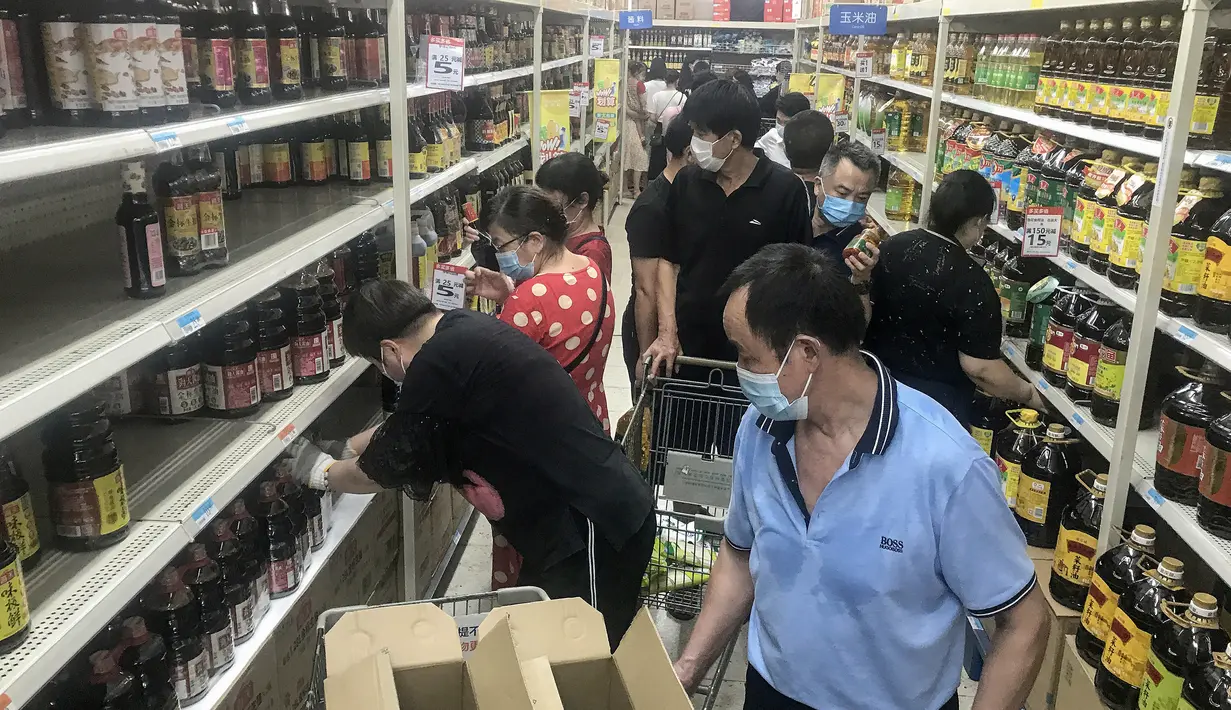 Orang-orang membeli barang di supermarket di Wuhan, provinsi Hubei pada 2 Agustus 2021. Pihak berwenang di Wuhan akan melakukan tes COVID-19 terhadap seluruh penduduk, setelah kota di China Tengah ini melaporkan infeksi lokal pertamanya dalam lebih dari setahun. (STR / AFP)