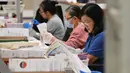 Warga negara Amerika Serikat juga dapat menggunakan hak pilih secara langsung pada hari H pemilu atau lebih awal di tempat-tempat pemungutan suara khusus. (Robyn Beck/AFP)