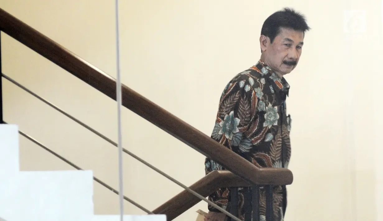 Bupati Solok Selatan Muzni Zakaria menaiki tangga bersiap menjalani pemeriksaan oleh penyidik di Gedung KPK, Jakarta, Jumat (21/06/2019). Muzni Zakaria diperiksa sebagai tersangka terkait kasus korupsi pengadaan barang dan jasa di Kabupaten Solok Selatan. (merdeka.com/Dwi Narwoko)