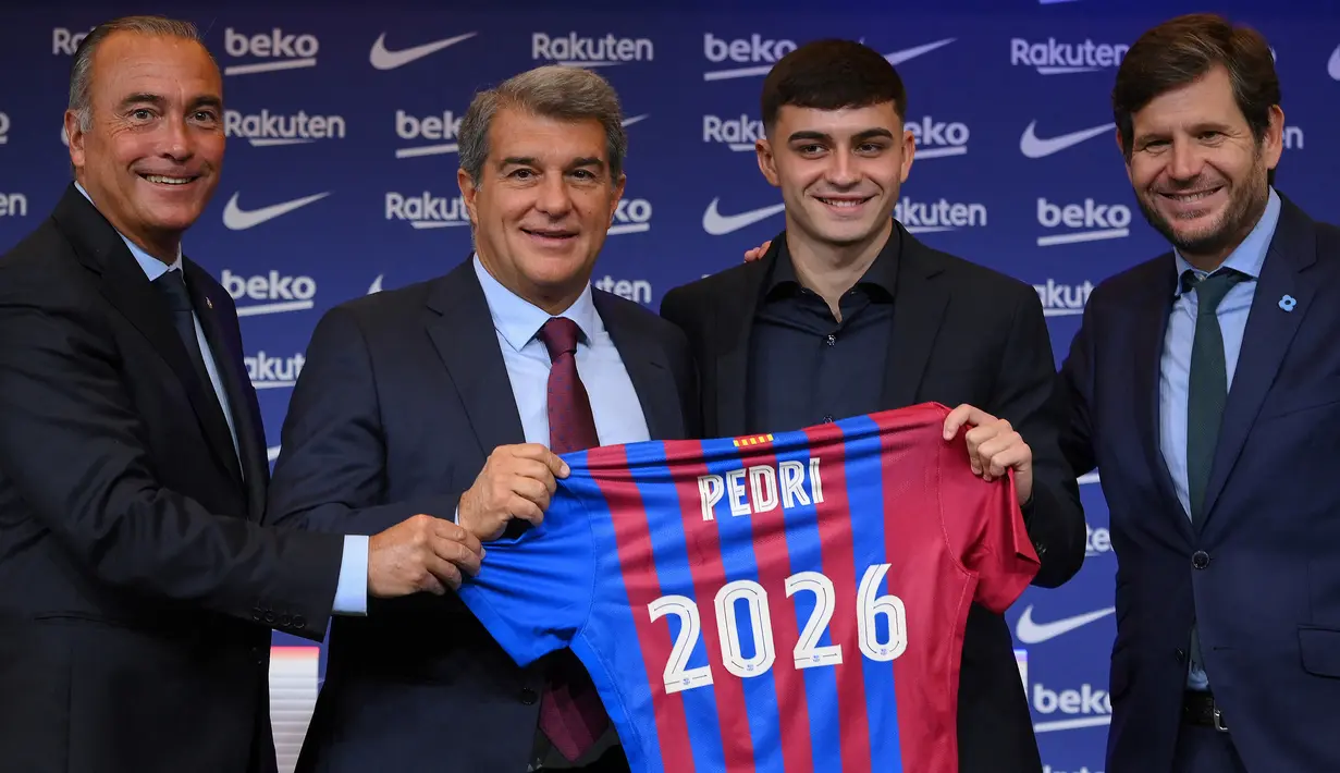 Pedri. Gelandang tengah Barcelona berusia 18 tahun ini memiliki nilai pasar tertinggi di antara para gelandang muda lainnya. Nilai pasarnya mencapai 80 juta euro atau setara sekitar Rp.1,3 triliun. Musim ini ia telah bermain 4 laga bersama Barcelona di semua ajang kompetisi. (AFP/Lluis Gene)