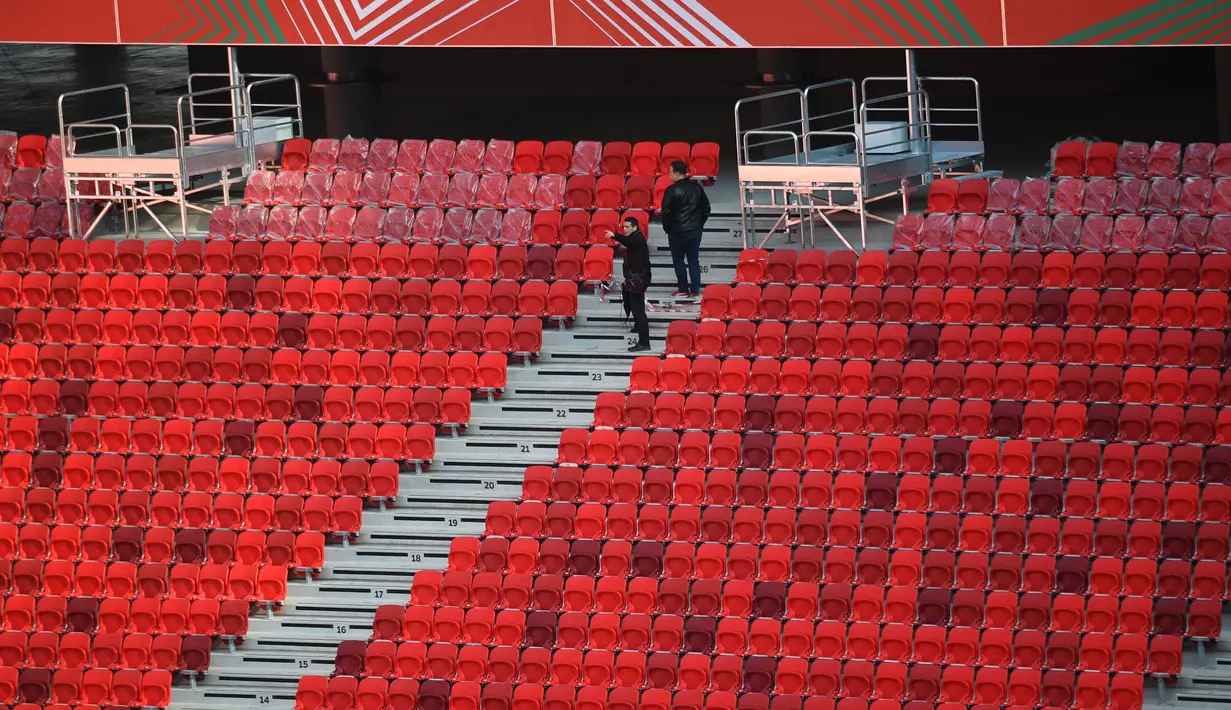 Pengunjung berjalan di tribun stadion sepak bola Puskas Ferenc Arena di Budapest, Hungaria, Senin (11/11/2019). Puskas Arena memiliki kapasitas 67.800 penonton. (ATTILA KISBENEDEK/AFP)