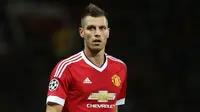 BUNGKAM KRITIK - Gelandang Manchester United, Morgan Schneiderlin, merasa timnya sukses membungkam kritik melalui kemenangan melawan Vfl Wolfsburg (Manutd.com)