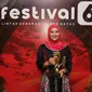 Siti Rahmawati, mewakili almarhumah Norbaiti Isran Noor menerima Anugerah Inspiratif Liputan6.com dalam acara Festival 6, Lintas Generasi Tanpa Batas di The Dome Senayan Park, Sabtu (8/7/2023). (Liputan6.com/Herman Zakharia)