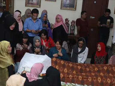Sejumlah kerabat berdoa di samping jenazah Istri Tukul Arwana, Susiana, Jakarta, Selasa (23/8). Susiana dikabarkan meninggal lantaran sesak nafas dan sempat dibawa ke RS. Brawijaya Jaksel. (Liputan6.com/Herman Zakharia)