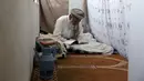 Umat muslim Afghanistan membaca Alquran di sebuah masjid di Kabul, Rabu (6/6). Jamaah beriktikaf memperbanyak membaca Al-Quran, berzikir, doa dan istigfar pada sepuluh malam terakhir Ramadan menanti datangnya malam Lailatul Qadar. (AP/Rahmat Gul)