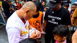 Oki Rengga menyempatkan untuk meberikan kenang-kenangan berupa tanda tangan kepada anak-anak peserta Liga Akamsi. (Dok. Film Animasi Garuda Di Dadaku)