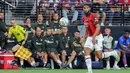 Gelandang anyar AC Milan, Ruben Loftus-Cheek menguasai bola saat menghadapi Barcelona pada laga uji coba pramusim Soccer Champions Tour 2023 di Allegiant Stadium, Las Vegas (1/8/2023). Setelah membela Chelsea selama 8 musim, Ruben Loftus-Cheek hijrah ke Liga Italia untuk bergabung dengan AC Milan yang mengontraknya selama 4 tahun hingga 30 Juni 2027. Ia didatangkan Rossoneri dengan nilai transfer 16 juta euro atau setara Rp269 miliar. (AFP/Getty Images/Ethan Miller)