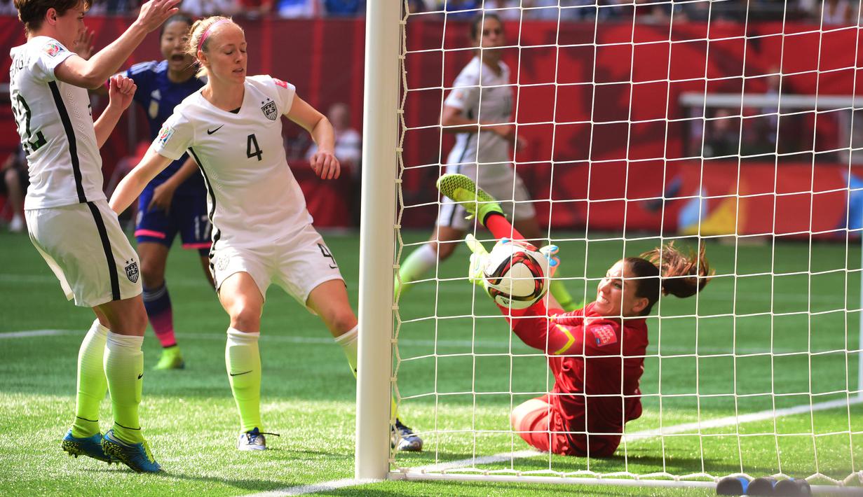 Kiper AS, Hope Solo, gagal menghalau bola tendangan rekannya, Julie Johnston. (Reuters/Anne-Marie Sorvin-USA TODAY Sports) 
