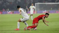 Pemain Persija Jakarta, Ilham Rio Fahmi (kanan) berebut bola dengan pemain Persebaya Surabaya, Bruno Moreira dalam laga lanjutan BRI Liga 1 2024/2025 di Stadion Utama Gelora Bung Karno (SUGBK), Senayan, Jakarta, Sabtu (12/04/2025). (Bola.com/M Iqbal Ichsan)