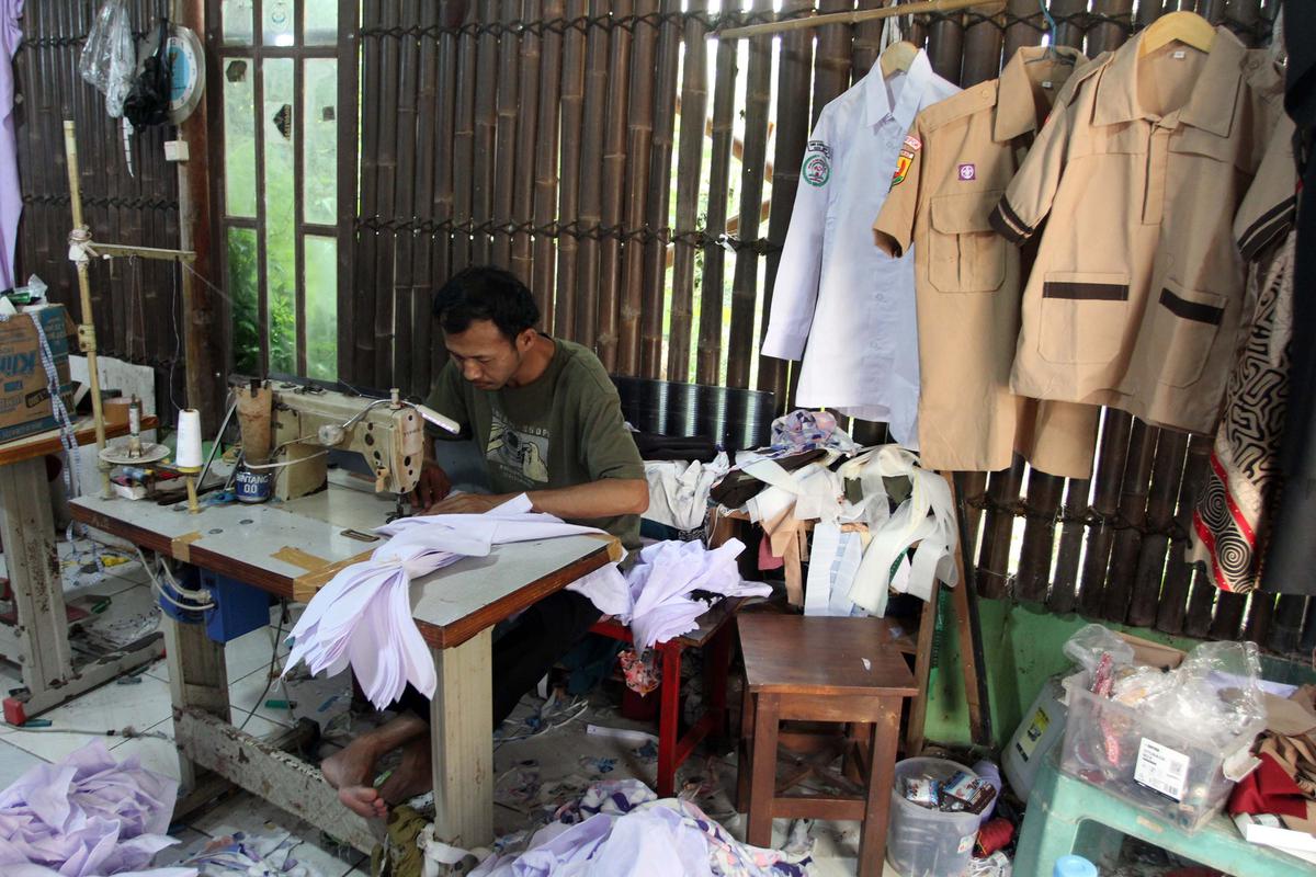 Pesanan Seragam Sekolah di Depok Menurun Jelang Tahun Ajaran