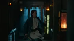 Tokoh Moo Reuk, yang dimainkan Ryu Jun Yeol bertarung melawan alien yang masuk ke biara. (Foto: YouTube)