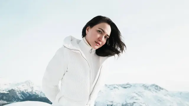 Gaya Modis Shandy Aulia Main Ski Serasi di Tengah Hamparan Salju Swiss