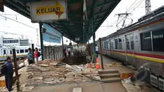 Sejumlah pekerja menyelesaikan pembangunan terowongan bawah tanah di Stasiun Kereta Api Manggarai, Jakarta, Kamis (12/3/2015). Pembangunan terowongan tersebut untuk memudahkan penumpang berpindah kereta antara peron. (Liputan6.com/Faizal Fanani)