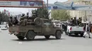 Pasukan khusus Taliban tiba di dalam Bandara Internasional Hamid Karzai setelah penarikan militer AS, di Kabul, Afghanistan, Selasa (31/8/2021).  Taliban menguasai penuh bandara internasional Kabul pada Selasa, setelah pesawat AS meninggalkannya landasan pacu. (AP Photo/Khwaja Tawfiq Sediqi)