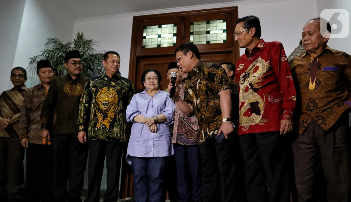Ketua MPR Bambang Soesatyo (kiri) bersama Pimpinan MPR menemui Presiden ke-5 RI Megawati Soekarnoputri di kawasan Menteng, Jakarta, Kamis (10/10/2019). MPR mengundang Megawati untuk hadir dalam pelantikan Presiden Joko Widodo dan Wapres Mar'uf Amin 20 Oktober mendatang. (Liputan6.com/Johan Tallo)