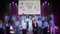 Pemeran memperkenalkan Home Sweet Loan The Musical saat peluncuran di Jakarta, Kamis (6/8/2026). Adaptasi dari novel karya Almira Bastari ini akan dipentaskan dalam 23 pertunjukan pada 30 September hingga 18 Oktober 2026 di Graha Bhakti Budaya, Taman Ismail Marzuki, Jakarta, dengan menghadirkan lima lagu orisinal karya Idgitaf sebagai bagian dari pengembangan cerita. (KLY/ Budy Santoso)