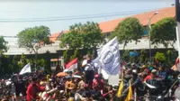 Aksi demo ribuan mahasiswa di Surabaya pada Rabu, (25/9/2019) (Foto: Liputan6.com/Dian Kurniawan)