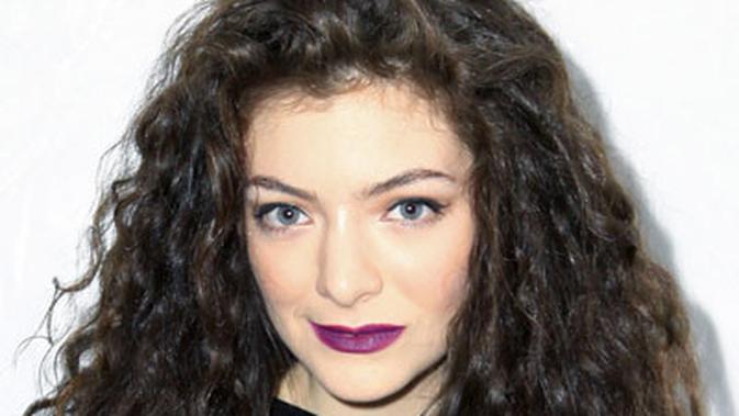 Lipstik Warna Gelap  Rahasia Tampil Cantik Ala Lorde 