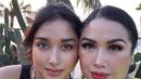 Titi DJ bersanding dengan Salwa. Salah satu alasan ia melakukan operasi adalah ingin bisa pakai makeup flawless dan tidak tebal. Jadi makin mirip yaa.. [@ti2dj]