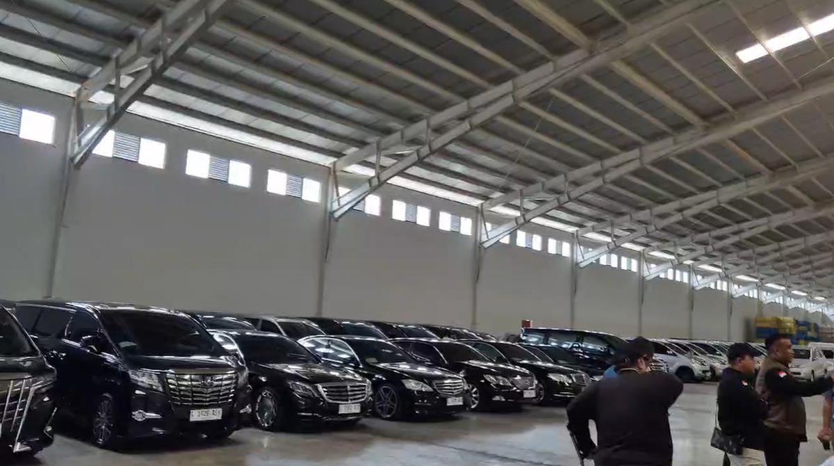Penampakan 72 Mobil Mewah Barang Bukti Kasus Korupsi Kredit Sritex