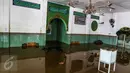 Air bercampur lumpur menggenangi masjid di komplek Pondok Gede Permai, Jatiasih, Bekasi, Jumat (22/4). Ratusan rumah di kompleks tersebut terendam banjir dan sebagian rusak akibat luapan aliran sungai Bekasi usai hujan deras. (Liputan6.com/Fery Pradolo)