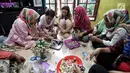 Dua warga negara asing (WNA) membuat kreasi daur ulang dari kulit bawang di Rumah Amalia, Ciledug, Kota Tangerang, Sabtu (3/3). Mereka ingin belajar lebih banyak kreasi daur ulang yang mempunyai nilai jual. (Liputan6.com/Fery Pradolo)