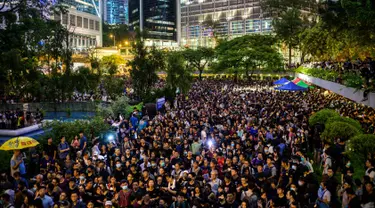 Ribuan pegawai negeri sipil (PNS) mengikuti unjuk rasa menolak RUU Ekstradisi di Hong Kong, Jumat (2/8/2019). Mereka mendukung gerakan demonstran pro demokrasi. (ANTHONY WALLACE/AFP)