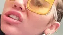 Ekspresi ketika Miley memakai kacamata uniknya yang berbentuk kaleng bir. (Photo : Instagram)