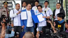 Sejumlah kader Partai Demokrat menunjukkan berkas-berkas pernyataan sikap menolak RUU KPK di Gedung KPK, Jakarta, Rabu (17/2). Kedatangan mereka ke kantor lembaga yang dipimpin Agus Rahardjo tersebut untuk memperkuat sikapnya. (Liptan6.com/Helmi Afandi)