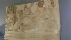 Tampak sebuah artefak yang rusak tersimpan di dalam museum kota kuno Palmyra,Homs Governorate, Suriah (27/3). Banyak artefak rusak setelah perebutan kembali kota tersebut dari kelompok ISIS oleh pasukan Presiden Suriah Bashar al-Assad. (REUTERS / SANA)