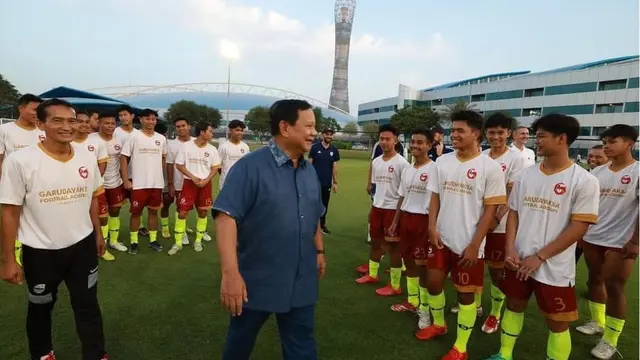 Menhan Prabowo Subianto mengunjungi Persib Junior yang sedang berlatih di Qatar