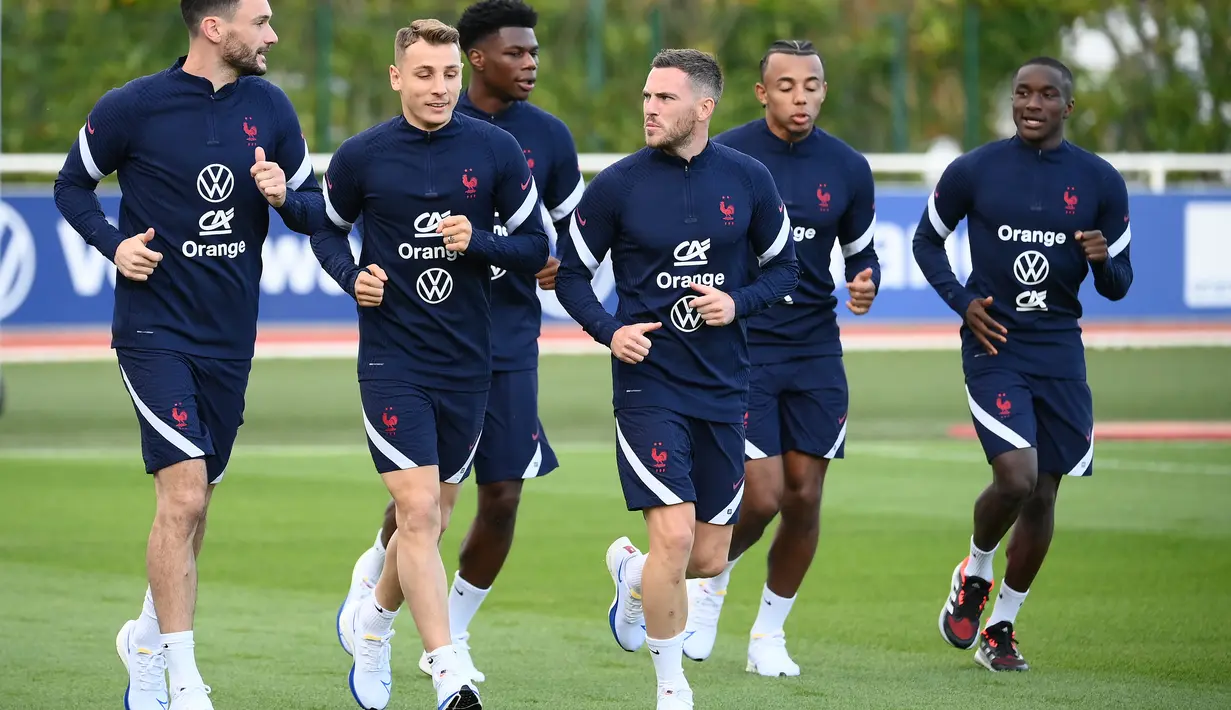 Para pemain Prancis melakukan pemanasan saat mengikuti sesi latihan tim di Clairefontaine-en-Yvelines (4/10/2021). Prancis akan bertanding melawan Belgia pada semifinal UEFA Nations League di Allianz Stadium. (AFP/Franck Fife)