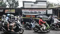 Kendaraan tersendat saat penggerebekan rumah terduga teroris di kawasan Condet, Jakarta Timur, Senin (29/3/2021). Hingga saat ini petugas gabungan masih berjaga di lokasi untuk penyelidikan. (merdeka.com/Iqbal S Nugroho)
