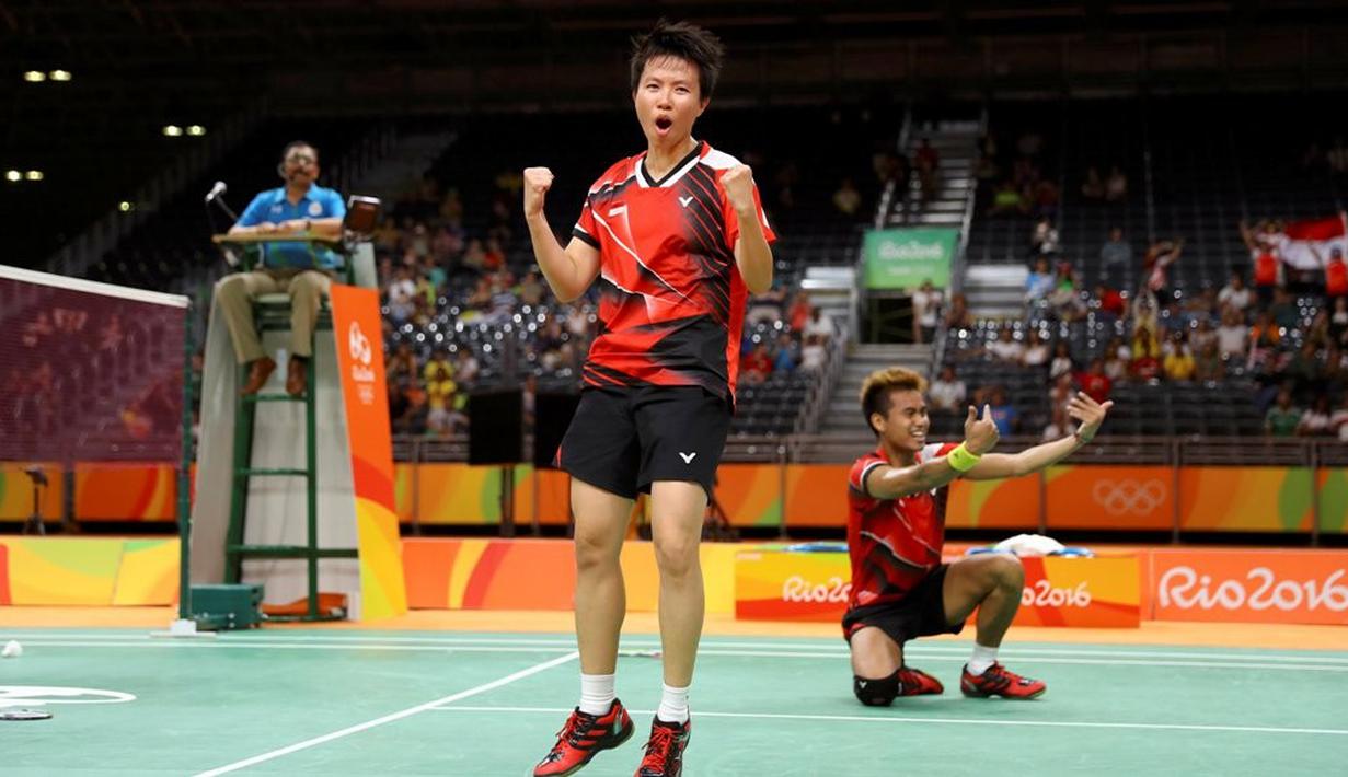  Pasangan Indonesia, Tontowi Ahmad/Liliyana Natsir, mengukir rekor baru pada ajang Olimpiade Rio de Janeiro 2016. Mereka menjadi ganda campuran pertama Merah Putih yang merebut medali emas. (Reuters/Mike Blake)