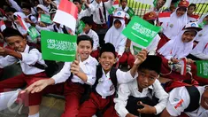 Pelajar SD bersiap menyambut kedatangan Raja Arab Saudi, Salman bin Abdulaziz di sekitar Istana Bogor, Rabu (1/3). Rencananya sekitar 50.000 pelajar akan berjajar untuk menyambut kedatangan Raja Arab dan Presiden Jokowi. (Liputan6.com/Helmi Fithriansyah)