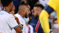 Striker Paris Saint-Germain, Neymar, bersitegang dengan pemain Marseille, Dimitri Payet, pada laga Liga Prancis di Stadion Parc de Princes, Minggu (13/9/2020).  (Photo by FRANCK FIFE / AFP)