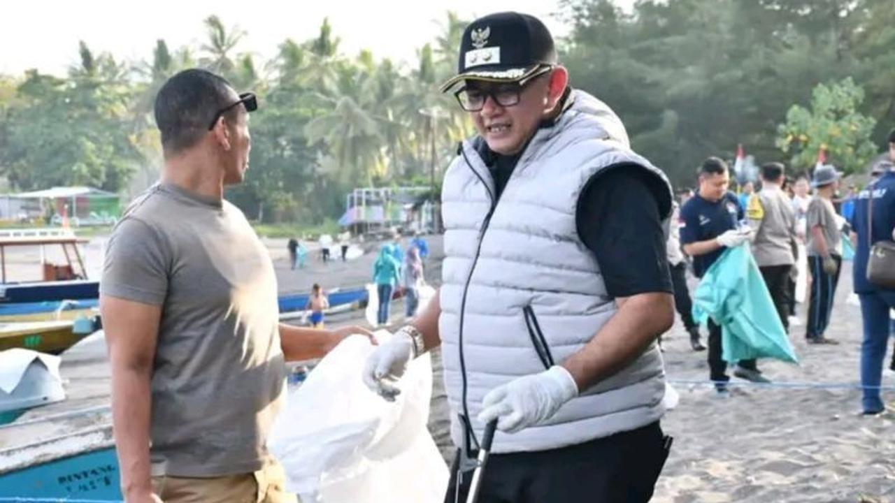 Hebat! Pantai Bintang Lombok Utara Nyaris Tanpa Sampah, Wabup Ajak Warga Jaga Kebersihan Lingkungan