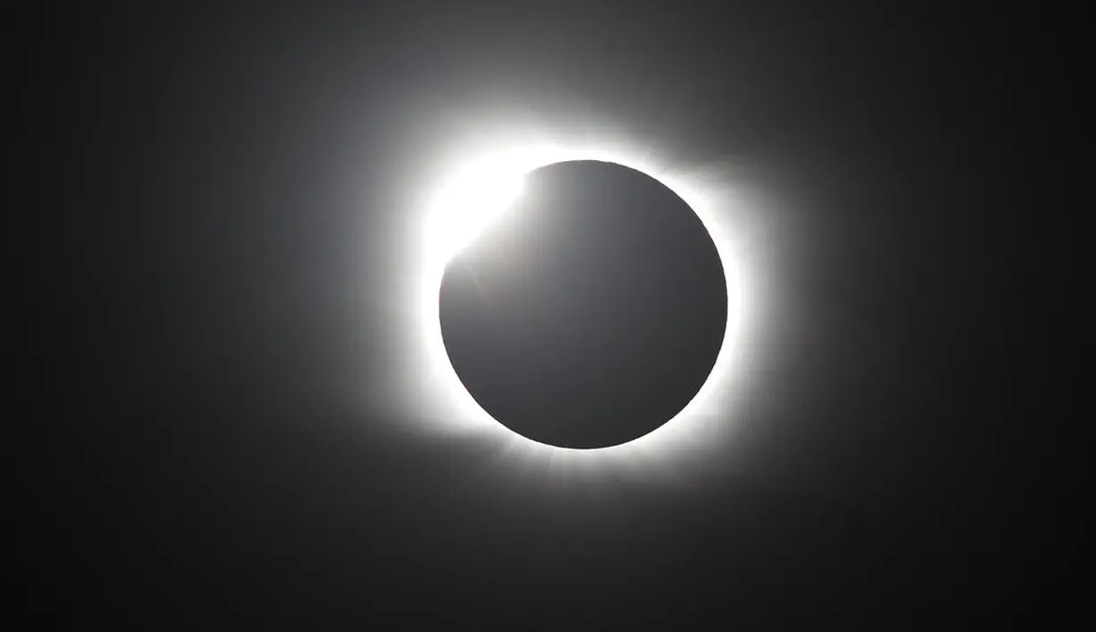 Bulan menutupi matahari selama gerhana matahari total di Piedra del Aguila, Argentina, Senin (14/12/2020). Gerhana matahari total terlihat dari wilayah Patagonia utara Argentina dan dari Araucania di Chile. (AP Photo/Natacha Pisarenko)