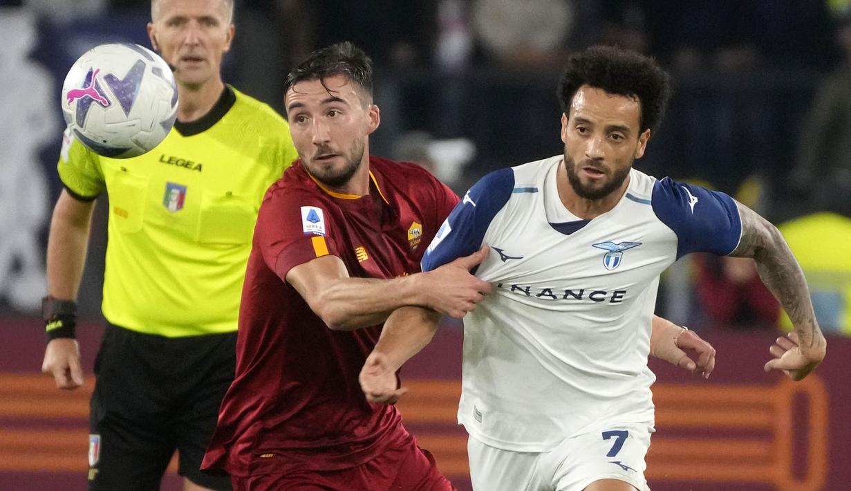 Laga yang bertajuk Derbi Ibu Kota Italia tersebut berjalan sengit sejak awal. Kedua tim tak leluasa mampu menembus pertahanan lawan dengan mudah. (AP/Gregorio Borgia)