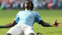 Selebrasi Emmanuel Adebayor seusai mencetak gol ketiga bagi Manchester City di laga lawan Arsenal yang berlangsung di City of Manchester Stadium, 12 September 2009. City unggul 4-2.