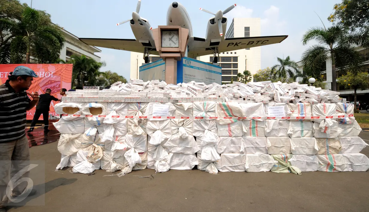 Tumpukan karung berisi rokok ilegal siap dimusnahkan Ditjen Bea Cukai Jakarta, Selasa (6/10/2015). Ditjen Bea Cukai berhasil mengamankan 12.967 botol miras dan dua juta batang rokok illegal. (Liputan6.com/Helmi Fithriansyah)