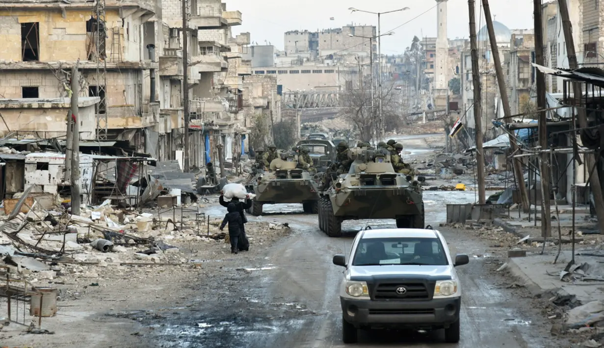 Sejumlah kendaraan militer melakukan patroli dalam operasi APCs di Aleppo, Suriah. (Russian Defense Ministry Press Service photo via AP)