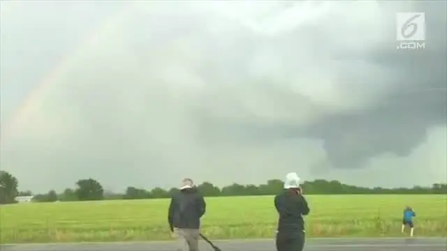 VIDEO: Fenomena Langka Tornado dan Pelangi Muncul Bersamaan
