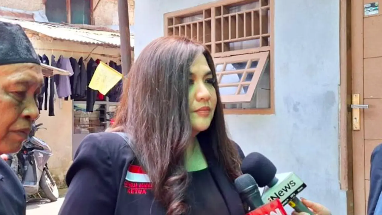 Ketua Komnas PA DKI Jakarta, Cornelia Agatha saat menyambangi kediaman keluarga Alvaro Kiano Nugroho. (Istimewa)