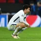 Striker Tottenham Hotspur, Son Heung-Min berjongkok di lapangan saat menjamu Juventus pada leg kedua babak 16 besar Liga Champions di Wembley, Kamis (8/3). Kekalahan dari Juventus membuat Heung-Min terlihat begitu emosional. (Glyn KIRK/AFP)